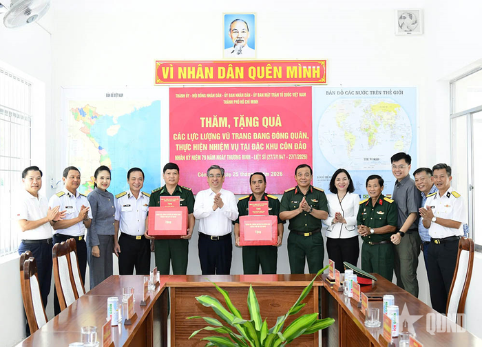 Lãnh đạo TP Hồ Chí Minh tặng quà các đơn vị lực lượng vũ trang đóng quân tại Côn Đảo.