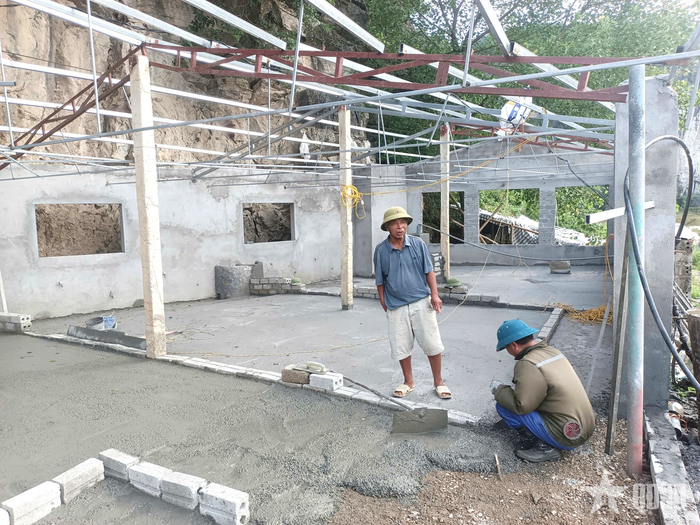Cựu chiến binh Quách Văn Thiệp kiểm tra tiến độ xây dựng khu chuồng nuôi lợn mới, chuẩn bị cho kế hoạch mở rộng quy mô chăn nuôi trong thời gian tới.