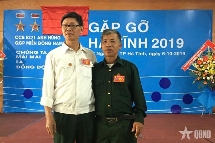 Những cuộc gặp mặt truyền thống là dịp để cựu chiến binh Quách Văn Thiệp (bên phải) cùng đồng đội ôn lại ký ức chiến trường và thắp sáng tình đồng chí, đồng đội. 