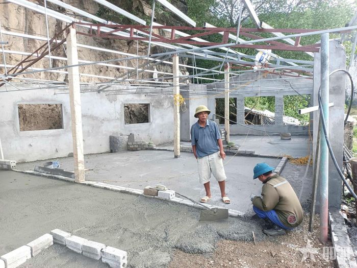 Cựu chiến binh Quách Văn Thiệp kiểm tra tiến độ xây dựng khu chuồng nuôi lợn mới, chuẩn bị cho kế hoạch mở rộng quy mô chăn nuôi trong thời gian tới.