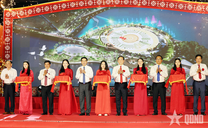 Đại tướng Phan Văn Giang và các đại biểu cắt băng khánh thành Quảng trường Trung tâm Gia Nghĩa. 