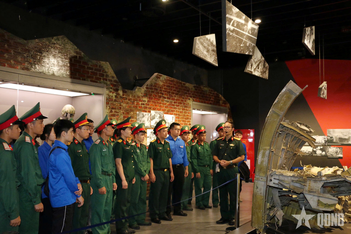 Cán bộ, chiến sĩ Lữ đoàn 205 và đoàn viên, thanh niên phường Xuân Phương tham quan, nghe giới thiệu về các hiện vật trưng bày tại Bảo tàng Lịch sử Quân sự Việt Nam.