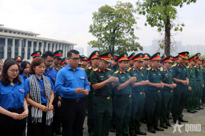 Đại biểu các cơ quan, đơn vị dâng hương tại Đài tưởng niệm các anh hùng liệt sĩ trong khuôn viên Bảo tàng Lịch sử Quân sự Việt Nam.