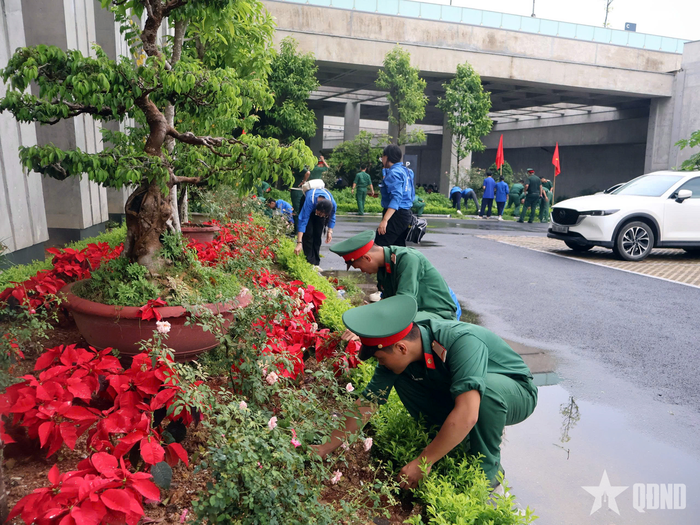 Các bạn trẻ trong đoàn hăng hái tham gia dọn dẹp vệ sinh, cảnh quan môi trường trong khuôn viên bảo tàng.