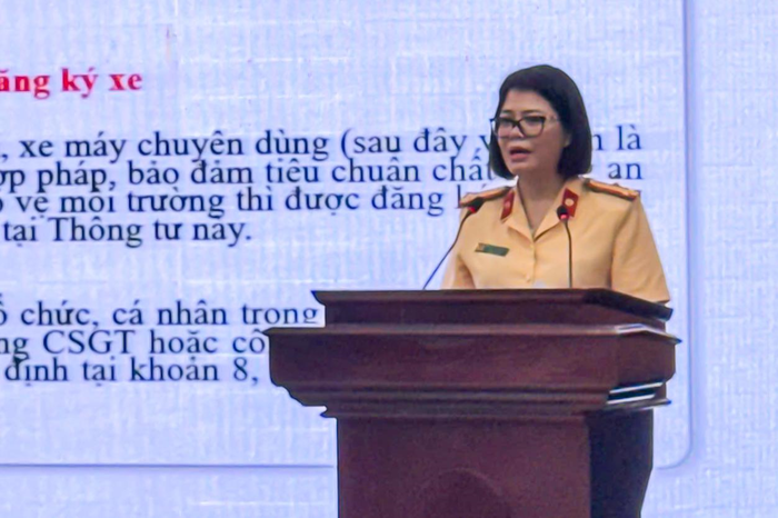 Trung tá Trần Thị Thu Hường, Phó đội trưởng Đội Đăng ký, quản lý phương tiện cơ giới đường bộ quán triệt các thông tư quy định về đăng ký xe của Bộ Công an.