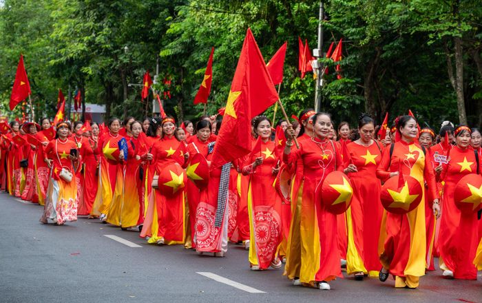 Điều làm nên sức sống của Hà Nội chính là những con người biết nối tiếp những giá trị tốt đẹp bằng chính cuộc sống của mình.
