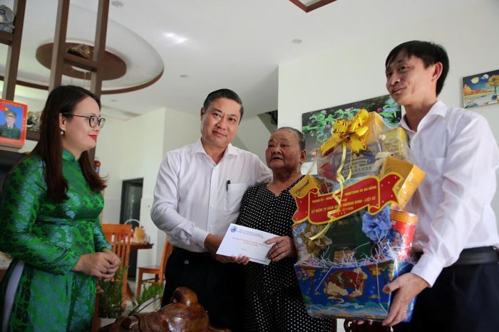 Phó Chủ tịch UBND TP Đà Nẵng Phan Thái Bình thăm, tặng quà thương binh Nguyễn Thị Khế.