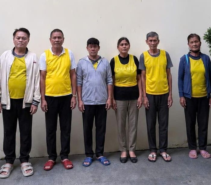 Từ trái sang, các bị can: Del Rosario Rafael Macapanas, De Vera Diosdado, Bernardino Rolando Lim, Pardo Maria Lanie, Pardo Oscar Winkler. Ảnh: C.A.O