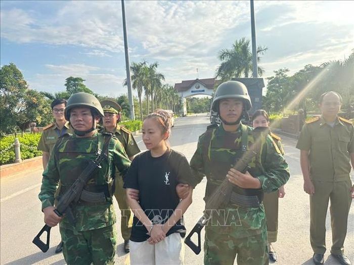 Đối tượng Cát bị lực lượng chức năng Lào bắt giữ, bàn giao cho Đồn BP Cửa khẩu quốc tế Lao Bảo. Ảnh: TTXVN