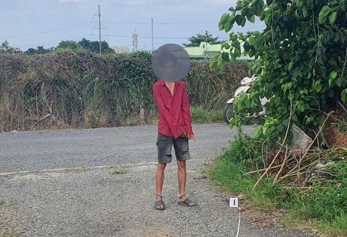 Đối tượng T. tại vị trí phi tang gói ma túy.