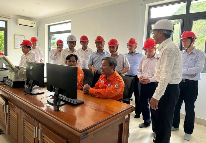 Đoàn công tác EVN tham quan thực địa công tác vận hành Nhà máy Thủy điện A Vương.