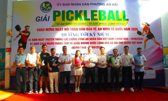 Lãnh đạo phường An Hải lưu niệm cùng các đơn vị tham gia Giải Pickleball "Vì An ninh Tổ quốc - Vì sức khỏe cộng đồng" năm 2026