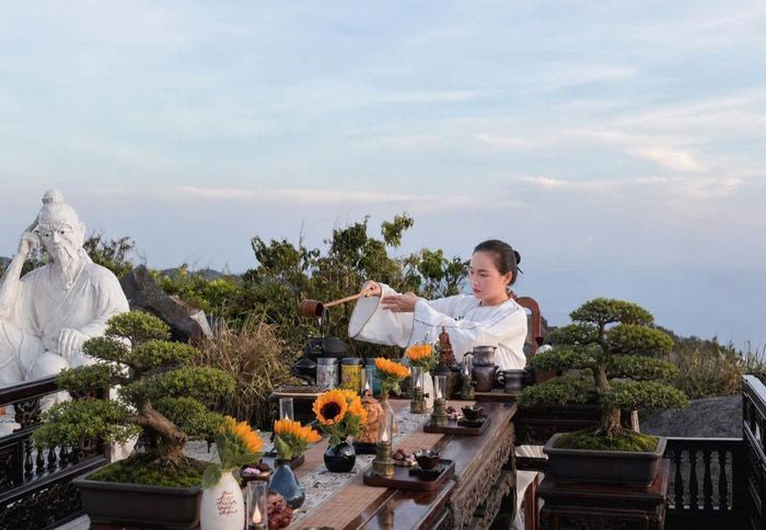 Buổi ra mắt diễn ra từ 5 giờ 30 đến 7 giờ 30 trong khung cảnh bình minh trên đỉnh Bàn Cờ với cách thức tổ chức khác biệt.