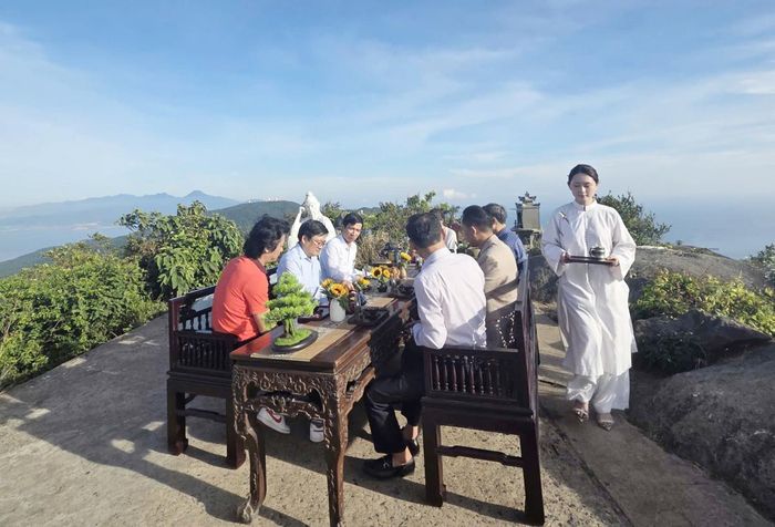 Không sử dụng sân khấu hay nghi thức cắt băng truyền thống, toàn bộ chương trình được thiết kế như một hành trình trải nghiệm thực tế để các đại biểu và khách mời trở thành những người đầu tiên trực tiếp khám phá sản phẩm