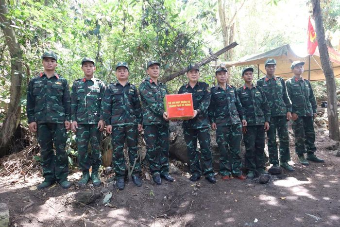 Lãnh đạo Bộ CHQS TP Đà Nẵng tặng quà động viên lực lượng làm nhiệm vụ tìm kiếm, cất bốc hài cốt liệt sĩ tại hang Đá Sập