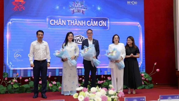 Đại diện UBND TP Huế tặng hoa tri ân các đơn vị đồng hành tại lễ công bố Hue Wonderverse Music Fest 2026.