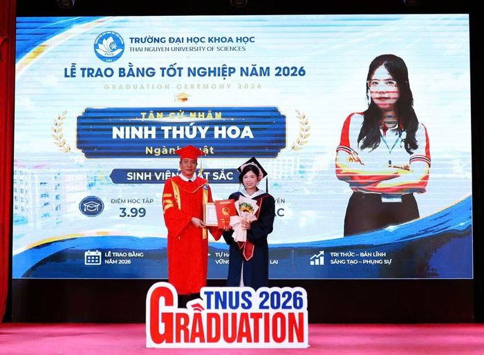 Tấm bằng tốt nghiệp loại Xuất sắc, với GPA 3.99 khép lại hành trình bốn năm tại trường ĐH Khoa học (ĐH Thái Nguyên). Với Thúy Hoa, điều đáng quý nhất sau cột mốc này là bản lĩnh và sự tự tin.