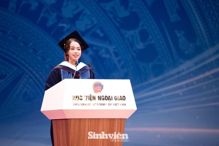 Buổi lễ cũng vinh danh những nỗ lực rèn luyện của các sinh viên quốc tế. Đại diện cho lưu học sinh Lào, bạn Southida Singdala, sinh viên ngành Quan hệ quốc tế tự hào bày tỏ: "Bước ra khỏi cánh cổng này, mỗi lưu học sinh chúng tôi không chỉ mang theo hoài bão cá nhân mà còn mang trên vai sứ mệnh giữ gìn truyền thống hữu nghị, tình đoàn kết keo sơn giữa hai dân tộc Việt Nam và Lào".