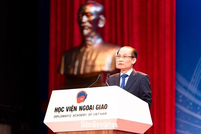 Phát biểu tại buổi lễ, Bộ trưởng Lê Hoài Trung gửi gắm kỳ vọng tới các tân cử nhân về tinh thần tự học, bản lĩnh và hoài bão cống hiến cho đất nước.