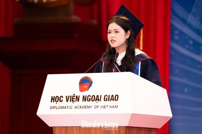 Tân cử nhân Phạm Quỳnh Hương, thủ khoa khóa 49 Học viện Ngoại giao chia sẻ cảm xúc và lòng biết ơn sâu sắc trong ngày lễ trọng đại.
