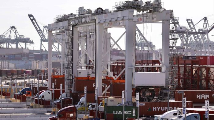 Các mức thuế mới của Mỹ được dự báo sẽ tiếp tục tác động đến thương mại và chuỗi cung ứng toàn cầu. Hoạt động bốc dỡ container tại cảng California, Mỹ (ẢNH: THX)