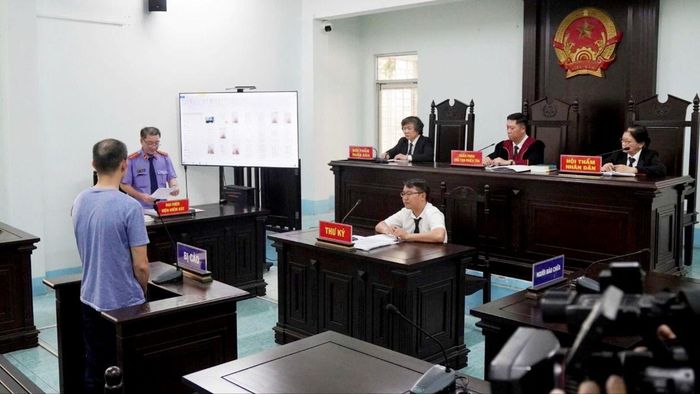 Phiên xét xử hình sự tại tòa án khu vực (Ảnh: MAI LINH)