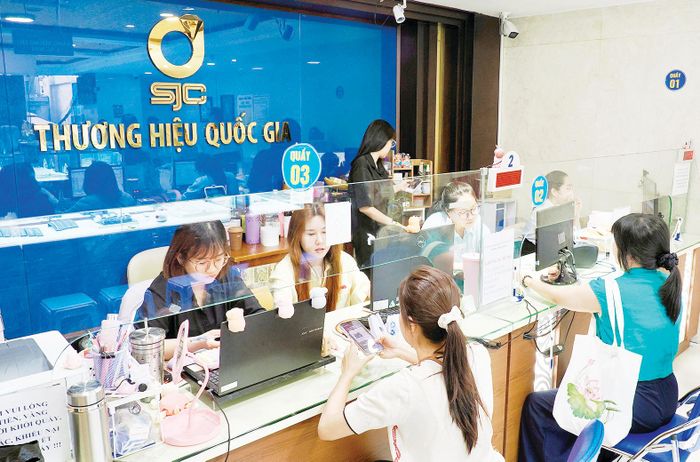  Người dân giao dịch vàng tại cửa hàng SJC trên đường Nguyễn Thị Minh Khai, TPHCM chiều 24-7 (ẢNH: HOÀNG HÙNG) 