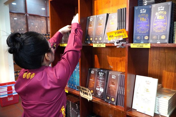  Trưng bày sản phẩm socola chế biến từ cacao Việt Nam. Ảnh: PHÚ NGÂN 