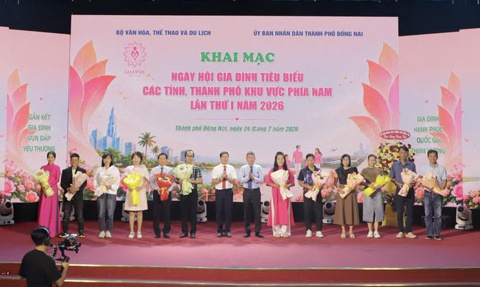  Ban tổ chức trao hoa chúc mừng đại diện các gia đình tiêu biểu. Ảnh: BTC 