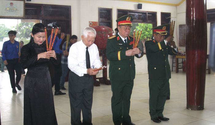  Các đại biểu dâng hương tưởng niệm các Anh hùng liệt sĩ. Ảnh: XUÂN TRUNG 