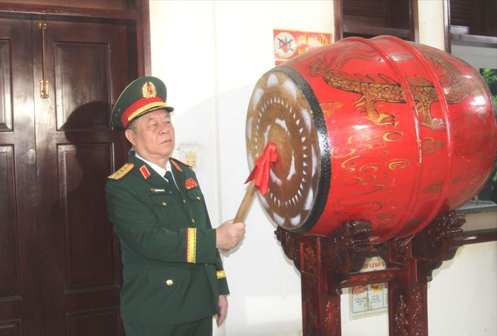  Đại tướng Nguyễn Trọng Nghĩa đánh ba hồi trống trước khi diễn ra lễ dâng hoa, dâng hương. Ảnh: XUÂN TRUNG 