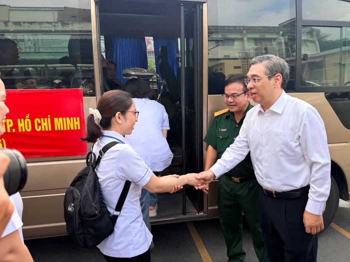  Phó Bí thư Thành ủy TPHCM Nguyễn Phước Lộc tiễn đoàn công tác Bệnh viện 7A lên đường thực hiện nhiệm vụ chăm sóc sức khỏe nhân dân tại các vùng căn cứ cách mạng. Ảnh: HOÀNG HÙNG 