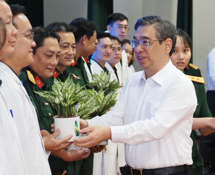  Phó Bí thư Thành ủy TPHCM Nguyễn Phước Lộc tặng cây xanh đến lực lượng lên đường làm nhiệm vụ chăm sóc sức khỏe nhân dân tại các vùng căn cứ cách mạng, sáng 25-7. Ảnh: HOÀNG HÙNG 
