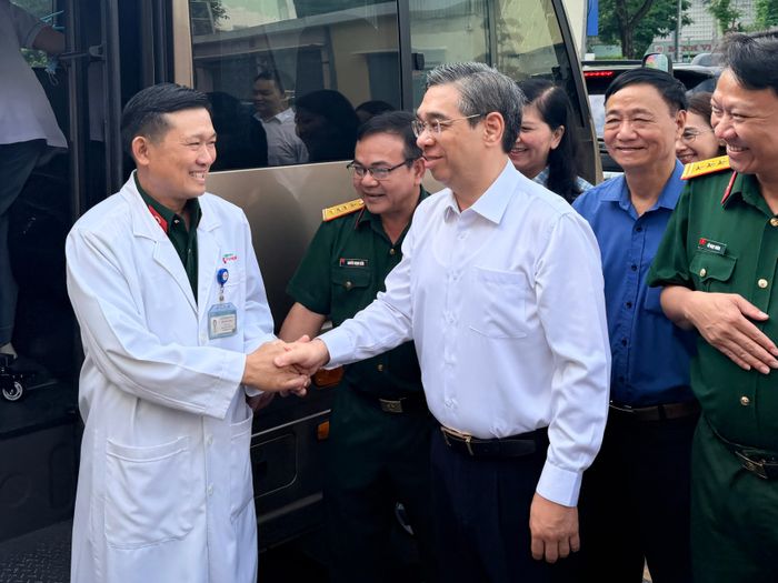  Phó Bí thư Thành ủy TPHCM Nguyễn Phước Lộc tiễn đoàn công tác Bệnh viện 7A lên đường thực hiện nhiệm vụ chăm sóc sức khỏe nhân dân tại các vùng căn cứ cách mạng. Ảnh: HOÀNG HÙNG 