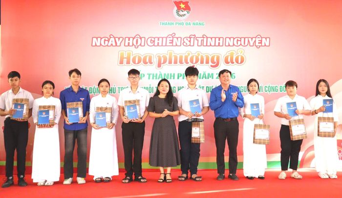 Trao 20 suất quà cho học sinh có hoàn cảnh khó khăn vượt khó