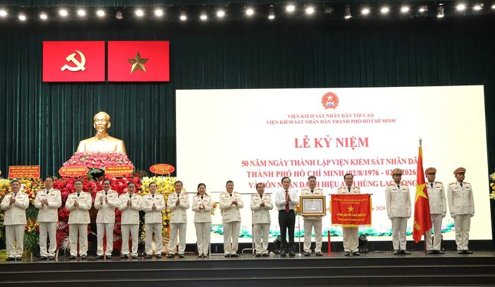 Bí thư Thành ủy TPHCM Trần Lưu Quang trao tặng danh hiệu Anh hùng Lao động cho VKSND TPHCM. Ảnh: DŨNG PHƯƠNG