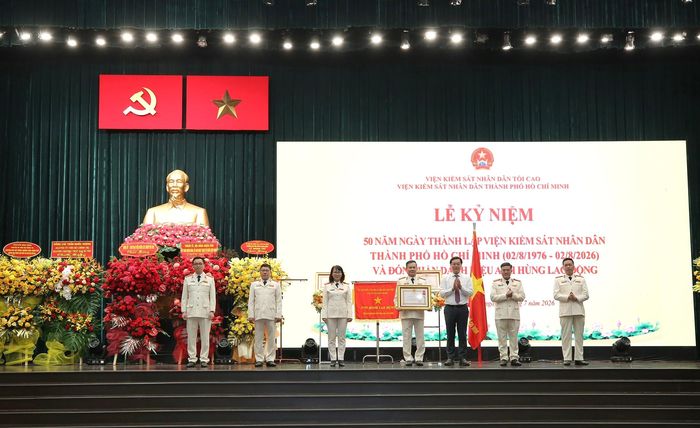 Phòng Công tố và Kiểm sát điều tra, kiểm sát xét xử sơ thẩm án kinh tế, tham nhũng, Viện KSND TPHCM được tặng Huân chương Lao động hạng Ba. Ảnh: DŨNG PHƯƠNG