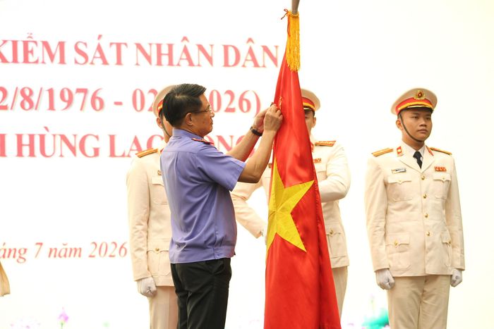 Viện trưởng VKSND Tối cao trao Huân chương Lao động hạng Nhất cho VKSND TPHCM. Ảnh: DŨNG PHƯƠNG