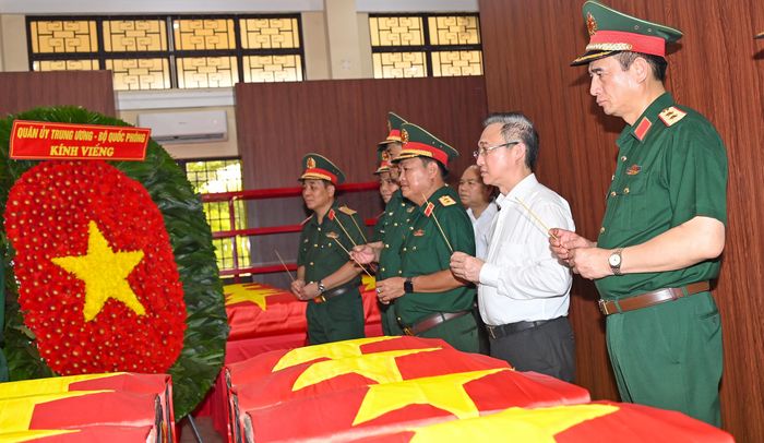 Phó Bí thư Thành ủy TPHCM Đặng Minh Thông cùng các đại biểu dâng hương tại Nhà quàn hài cốt liệt sĩ. Ảnh: MẠNH THẮNG