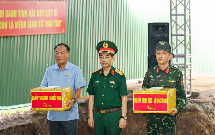 Đại tướng Phan Văn Giang trao quà động viên các lực lượng thực hiện nhiệm vụ. Ảnh: MẠNH THẮNG