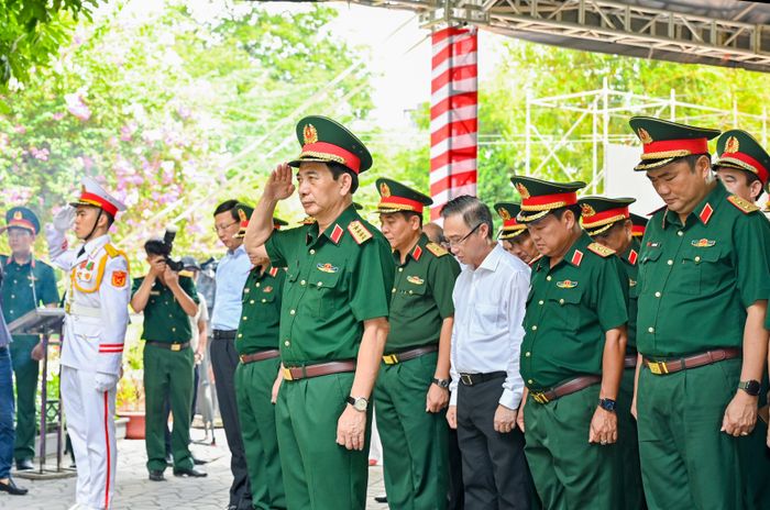Đại biểu dành phút mặc niệm tưởng nhớ Tổng Bí thư Trần Phú và các Anh hùng liệt sĩ. Ảnh: MẠNH THẮNG