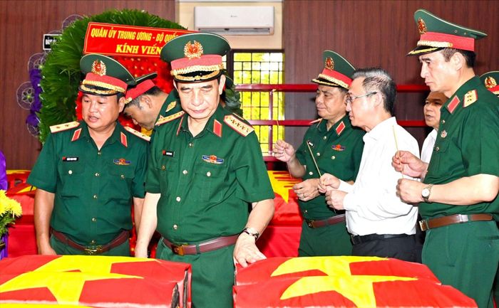 Đại tướng Phan Văn Giang cùng các đại biểu tại Nhà quàn hài cốt liệt sĩ. Ảnh: MẠNH THẮNG