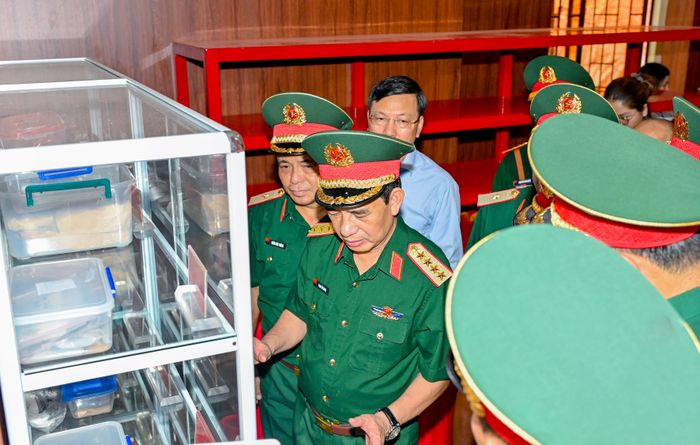 Đại tướng Phan Văn Giang tại nơi trưng bày di vật hài cốt liệt sĩ. Ảnh: MẠNH THẮNG