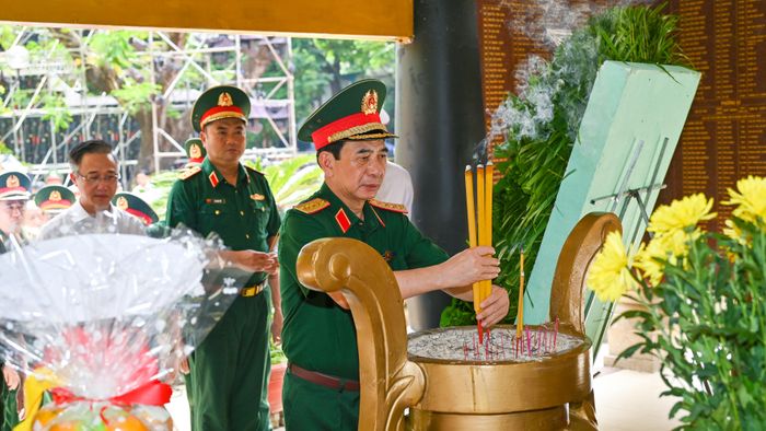 Đại tướng Phan Văn Giang cùng các đại biểu dâng hương tưởng niệm Anh hùng liệt sĩ tại Công viên Lê Thị Riêng. Ảnh: MẠNH THẮNG