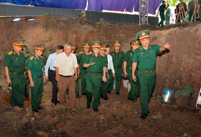 Đại tướng Phan Văn Giang cùng các đại biểu kiểm tra và nghe báo cáo tình hình thực hiện nhiệm vụ của các lực lượng. Ảnh: MẠNH THẮNG