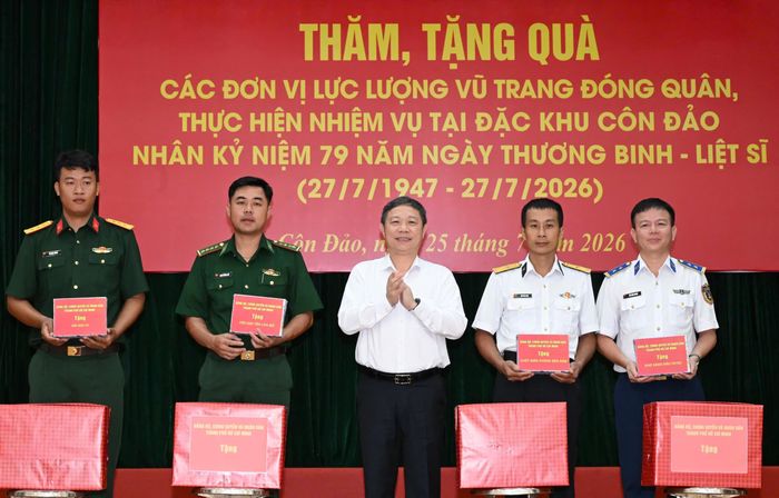  Trưởng Ban Tuyên giáo và Dân vận Thành ủy TPHCM Dương Anh Đức trao quà động viên các đơn vị. Ảnh: VIỆT DŨNG 