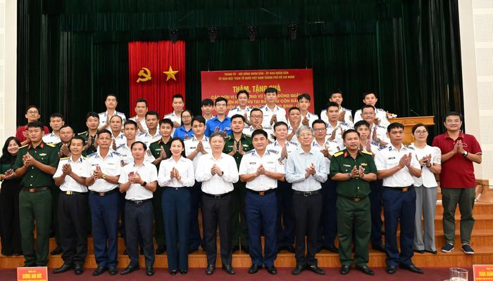  Trưởng Ban Tuyên giáo và Dân vận Thành ủy TPHCM Dương Anh Đức cùng đoàn chụp ảnh lưu niệm với đại diện các đơn vị. Ảnh: VIỆT DŨNG 