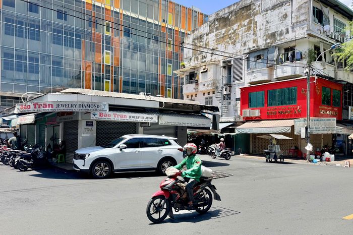  Nhiều cửa hàng kinh doanh vàng bạc, đá quý trên đường Nguyễn Duy Dương, phường An Đông, TPHCM chưa có dấu hiệu hoạt động trở lại. Ảnh: HOÀNG HÙNG 