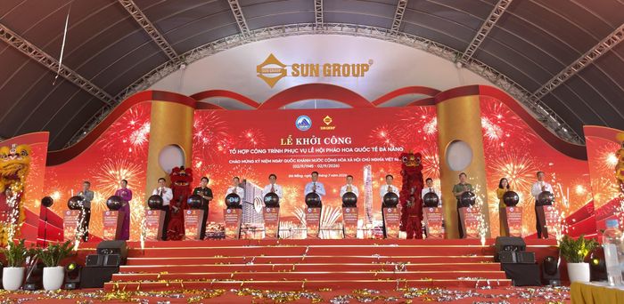  Các đại biểu thực hiện nghi thức khởi công. Ảnh: XUÂN QUỲNH 