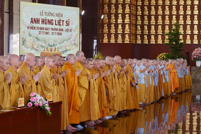 Chư tôn đức tăng ni và Phật tử tham dự Lễ tưởng niệm. Ảnh: HOÀNG HÙNG